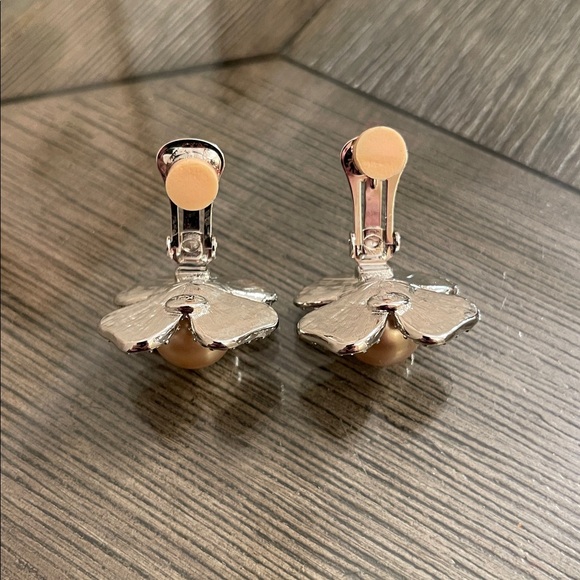 Vintage KJL Kenneth J Lane Rhinestone Pearl Flower Clip Earrings Dogwood Flower - Picture 12 of 17